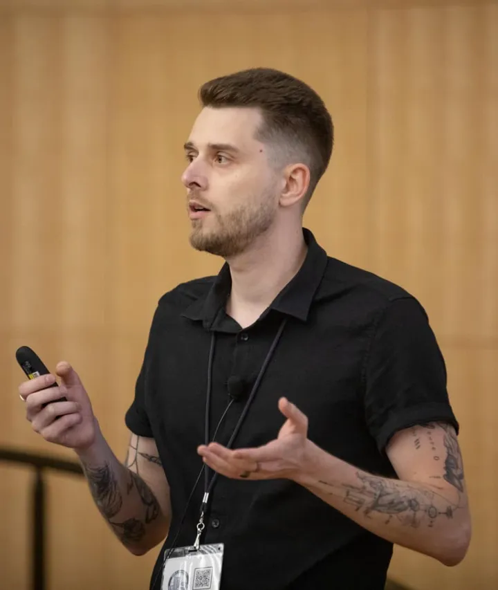 Thomas Konstantinovsky giving a conference talk